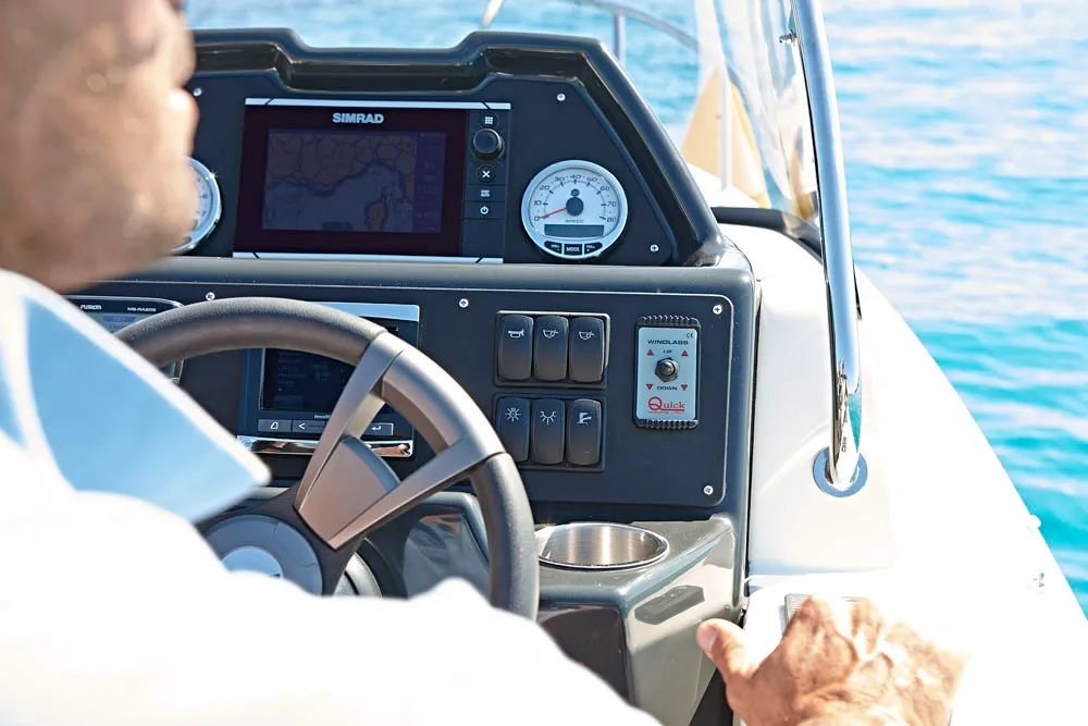 Quicksilver 755 Sundeck